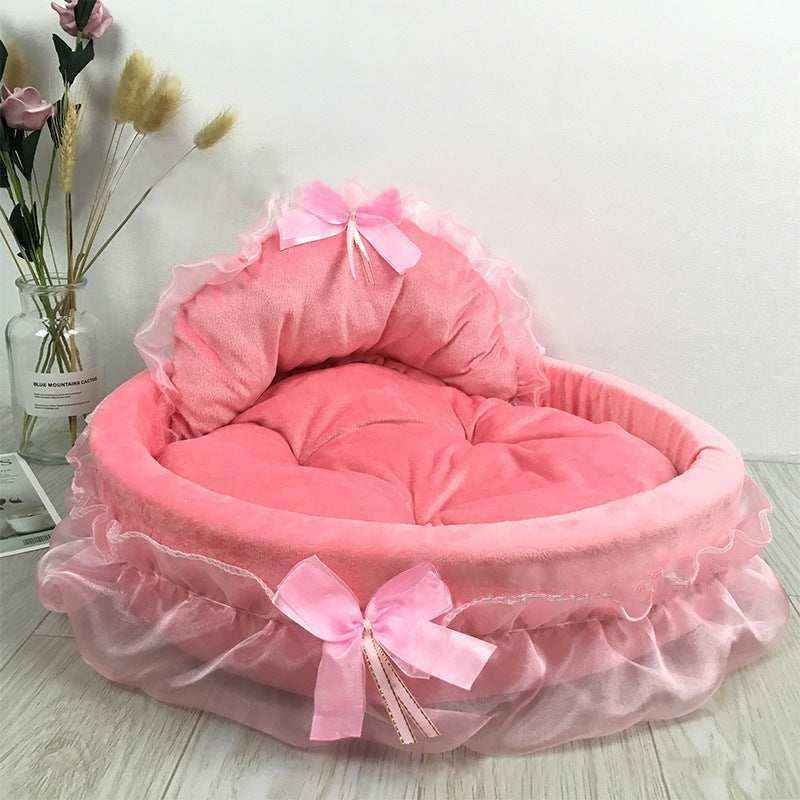 Cuccia ovale per cani e gatti "Principessa" con ricami e balze decorative.

